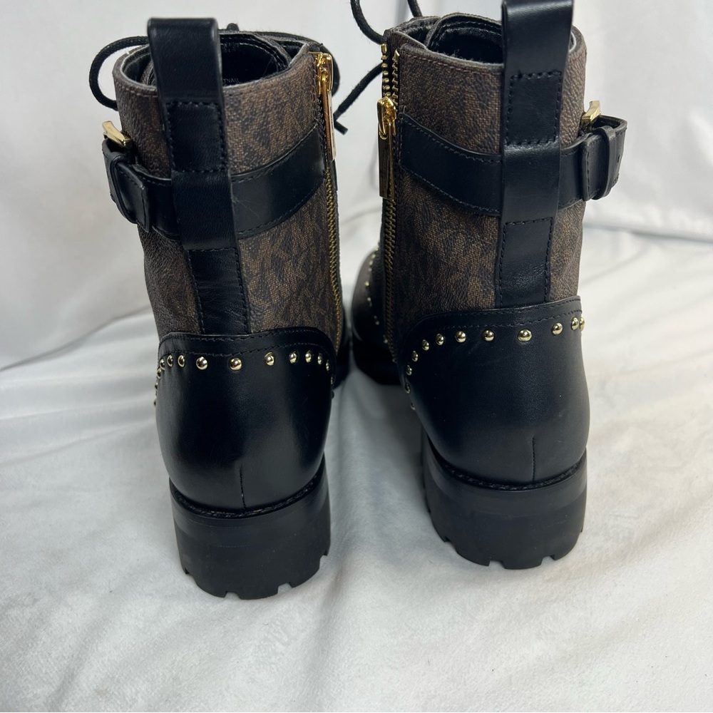 MICHAEL KORS OUTLET
Kincaid Logo Studded Combat Boot 9M
NWOT MSRP $399 - Picture 5 of 10